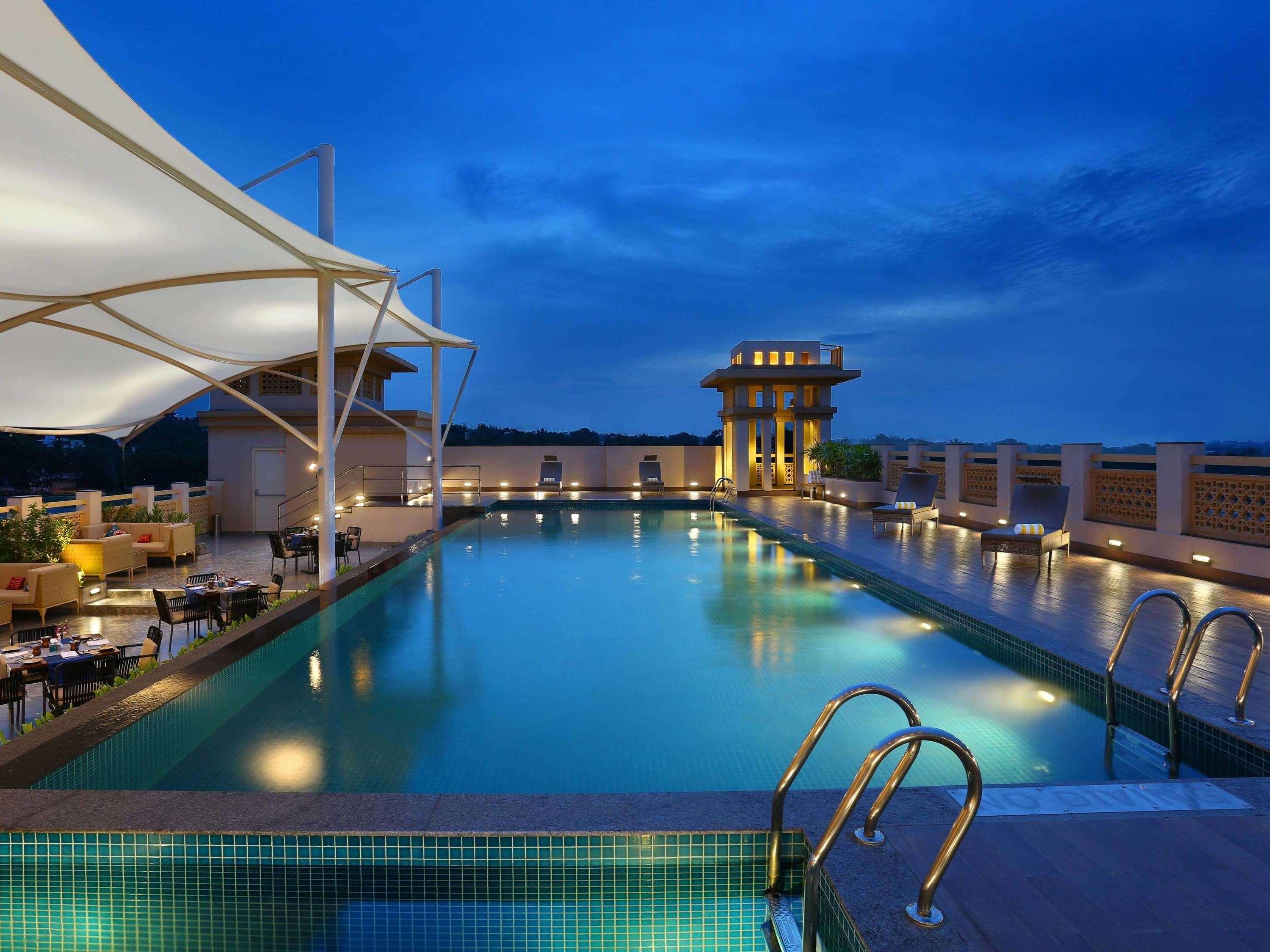 Grand Mercure Mysore - An Accor Brand Dış mekan fotoğraf The swimming pool at the hotel
